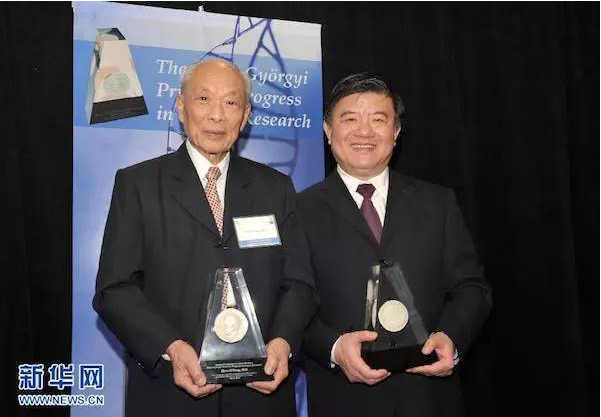 中国工程院院士王振义(左)和中国科学院院士、卫生部部长陈竺获奖.png